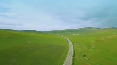 4K航拍草原公路风光美景视频的预览图